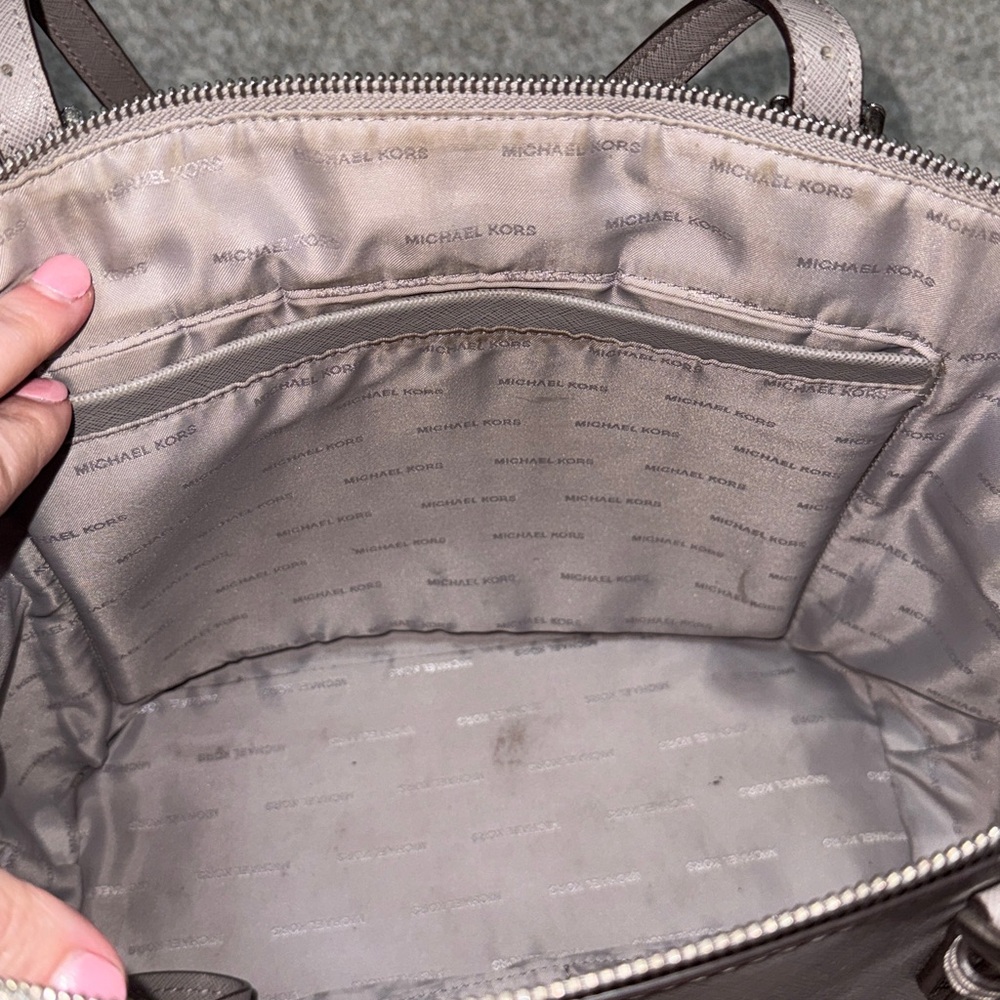 Michael Kors Jet Set Charlotte Saffiano Leather Zip-Top Tote in Grey - Picture 9 of 16